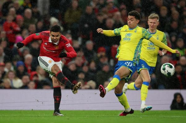 Casemiro Manchester United Gelandang Manchester United, Casemiro menendang bola dan berusaha dihalau pemain Nottingham Forest Brennan Johnson dalam laga Piala Liga Inggris 2022/2023 di Stadion Old Trafford, Kamis (2/2/2023). (Foto: REUTERS)