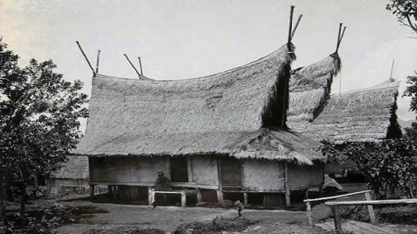 JULANG NGAPAK Rumah tradisional berarsitektur Julang Ngapak. (FOTO: ISTIMEWA)