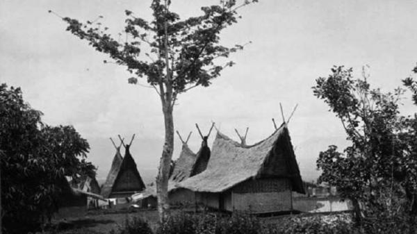 JULANG NGAPAK1 Bahan baku utama rumah Julang Ngapak terbuat dari bambu, kayu, dengan atap dari alang-alang, ijuk, dan daun rumbai. (FOTO: ISTIMEWA)