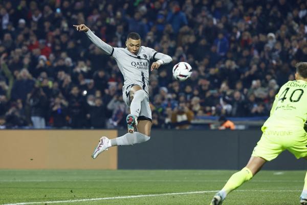 Kylian Mbappe PSG Striker Paris Saint-Germain, Kylian Mbappe beraksi melawan Montpellier di Stade de la Mosson, Kamis (2/2/2023). (Foto: REUTERS)