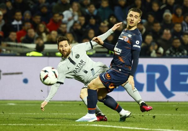 Lionel Messi PSG Penyerang Paris Saint-Germain, Lionel Messi melepaskan tembakan meski diadang pemain Montpellier, Joris Chotard dalam laga Liga Prancis 2022/2023 di Stadion de La Mosson, Kamis (2/2/2023). (Foto: REUTERS)