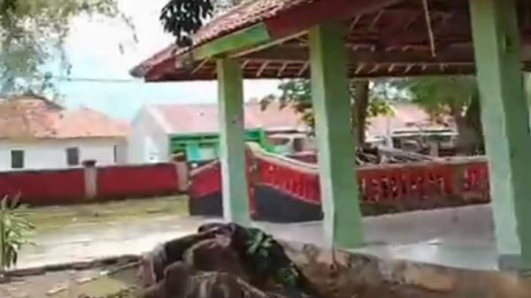 Makam Dawa di Desa Getasan Lor, Depok, Cirebon bukan berisi jasad manusia, melainkan senjata rampasan perang. (FOTO: istimewa/YouTube)