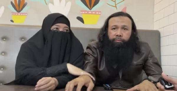 Peggy Melati Dan Suami Artis lawas yang memutuskan hijrah di usia muda. (Foto: Instagram)