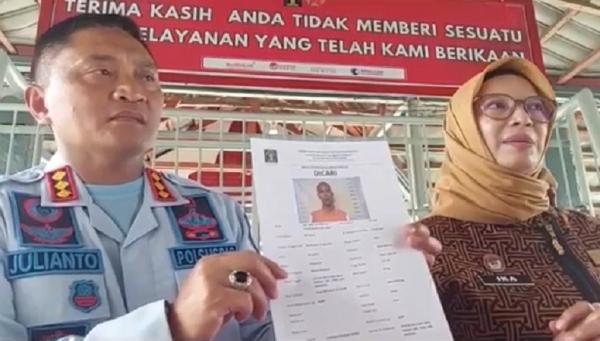 Napi Kabur Dari Lapas Pontianak Ika menunjukkan foto Isai Heri yang kabur. (Foto: Uun Yuniar)