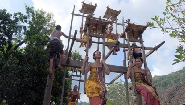 Tradisi Ayunan Jantra Ayunan Jantra bermakna tentang kehidupan manusia. (Foto: ANTARA)