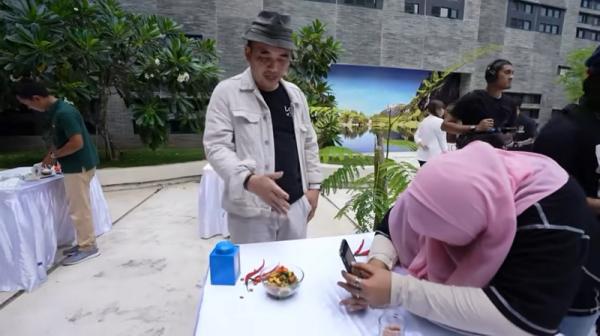 WMM Body 3 Keseruan pada Creanovation Challenge ini terlihat saat peserta WMM 2022 mencari spot dan angle foto terbaik untuk menu gado-gado. (Foto: YouTube Bank Mandiri)