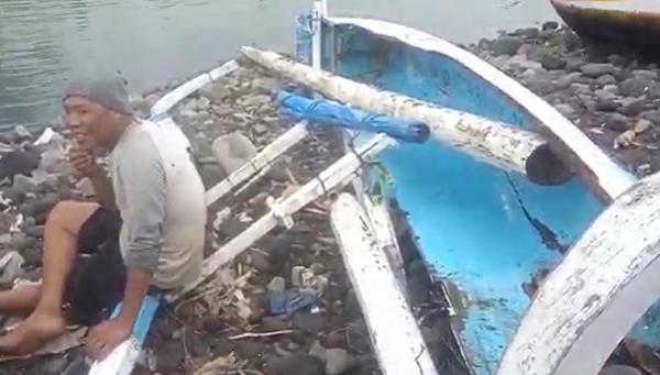 Perahu nelayan rusak ditabrak kapal LCT di perairan Karangasem, Bali. (Foto: Yunda Ariesta)