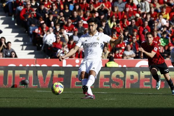 Marco Asensio melepaskan sepakan penalti ke gawang Mallorca. Sayangnya Real Madrid mesti gigit jari karena bola berhasil diamankan kiper Predrag Rajković. (Foto: REUTERS)