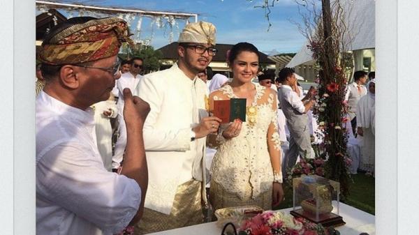 Artis Menikah Pakai Gaun Ibu, Revalina S Temat (Foto: Instagram) Artis Menikah Pakai Gaun Ibu, Revalina S Temat (Foto: Instagram)