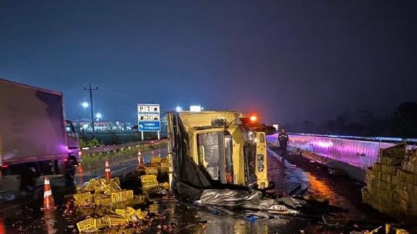 kecelakaan tol pemalang Truk yang terlibat kecelakaan di jalan tol KM 319+500 Jalur B, Desa Cibiyuk, Kecamatan Ampelgading, Kabupaten Pemalang, Rabu (8/2/2023) dini hari. Foto: Ist.