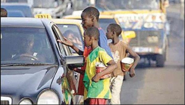 pengemis di lagos Pengemis merupakan salah satu permasalahan sosial yang dihadapi banyak kota di dunia, salah satunya di Lagos, Nigeria. (Foto: vanguardngr)