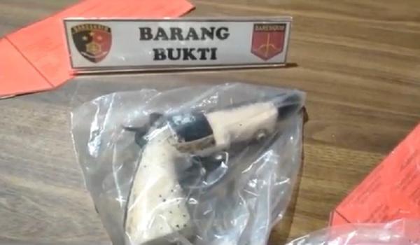Senjata api rakitan milik BS. (Foto: Uun Yuniar)