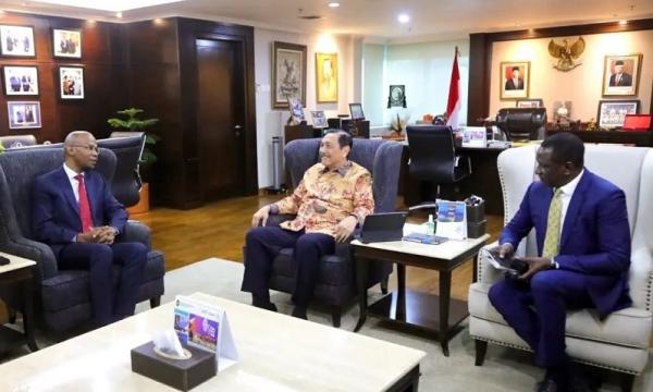 Luhut Binsar Pandjaitan bertemu Menteri Tanzania Menko Marves, Luhut Binsar Pandjaitan menerima kunjungan Menteri ESDM Republik Tanzania Mr January Yusuf Makamba. (Foto: Instagram @luhut.pandjaitan)