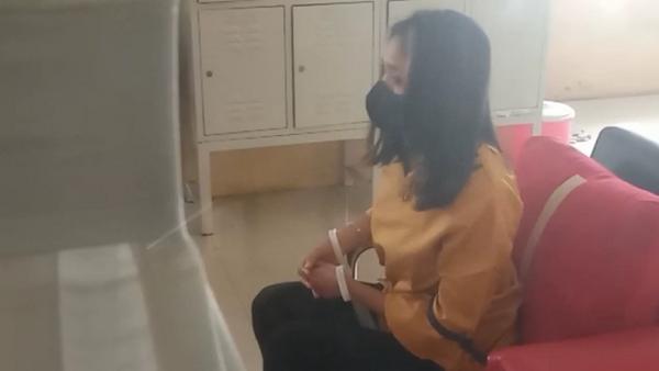 Mama Muda Jambi Observasi Jiwa YS saat menjalani pemeriksaan kejiwaan di rumah sakit. (Foto: Azhari Sultan Jambi)