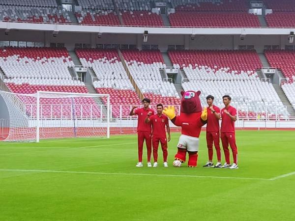 Pemain Timnas Indonesia U-20 Pemain Timnas Indonesia U-20 menghadiri upacara simbolis 100 hari menjelang Piala Dunia U-20 2023 di Stadion Gelora Utama Bung Karno, Jakarta, Kamis (9/2/2023). (Foto: MPI/Cikal Bintang)