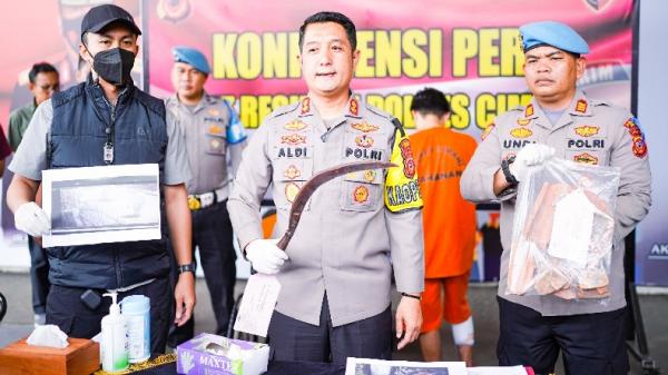 ANGGOTA GENG MOTOR CIMAHI1 Kapolres Cimahi AKBP Aldi Subartono menunjukkan celurit yang digunakan anggota geng motor untuk menganiaya korban. (FOTO: Humas Polda Jabar)