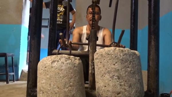 FITNES JADUL Instruktur HS Fitness menggunakan alat jadul. (FOTO: iNews/ERVAN DAVID)