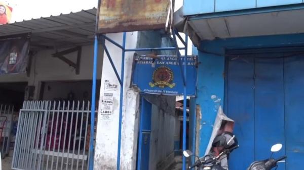 FITNES JADUL1 Untuk menuju HS Fitness harus melewati gang kecil yang hanya bisa dimasukkan satu orang dewasa. (FOTO: iNews/ERVAN DAVID)
