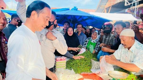 Jokowi di Pasar Batuphat Timur Presiden Jokowi mengecek harga-harga sejumlah komoditas sambil belanja di Pasar Batuphat Timur, Kota Lhokseumawe, Aceh, Jumat (10/2/2023). (Foto: BPMI Setpres)
