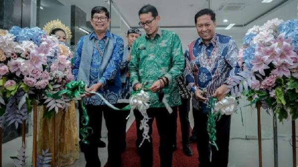 Menparekraf Sandiaga Salahuddin Uno saat meresmikan Gedung Kuliah Terpadu Politeknik Pariwisata Makassar. (Foto: Istimewa).