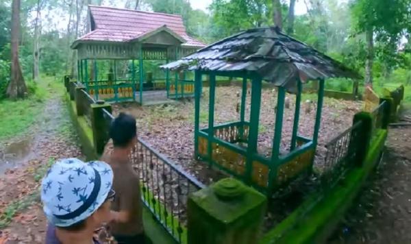 Makam Pulau Karang Luar Kompleks makam di Pulau Karang Luar. (Foto: YouTube Jajago Keliling Indonesia).