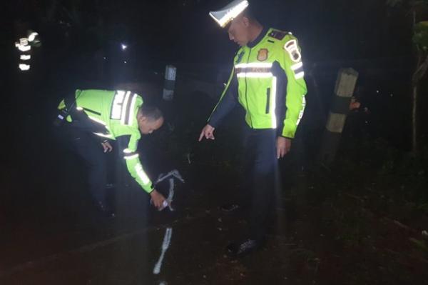 Olah TKP Pikap Terjun Ke Jurang Petugas tengah melakukan olah TKP. (Foto : dok Polres Kebumen)