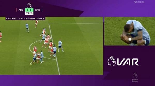 Kejadian unik terjadi di laga Arsenal Vs Brentford di lanjutan Liga Inggris 2022/2023. Sebab, wasit VAR &nbsp;Lee Mason lupa untuk menarik garis offside untuk gol penyama Brentford. (foto: twitter)