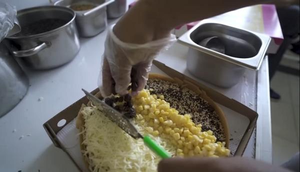 Pemilik Martabak Orins 2 Tampilan Martabak Orins. (Foto: YouTube JagaLilin)