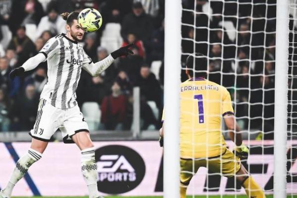 Gelandang Juventus, Adrien Rabiot Gelandang Juventus, Adrien Rabiot menyundul bola ke gawang Fiorentina yang dikawal Pietro Terracciano dalam laga Liga Italia 2022/2023 di Stadion Allianz, Turin, Senin (13/2/2023). (Foto: Instagram/@juventus)
