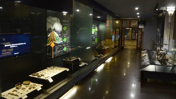 MUSEUM GEOLOGI BANDUNG2 Koleksi bebatuan, mineral, dan peninggalan masa lampau di Museum Geologi Bandung. (FOTO: museum.geologi.esdm.go.id)