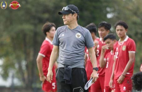 Shin Tae-yong saat memimpin Timnas Indonesia U-20 melawan Persija U-20. (Foto: Instagram/@pssi)