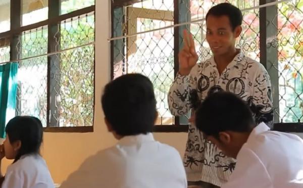 Bahasa Isyarat 1 Guru mengajar dengan Bahasa Isyarat di Desa Bengkala. (Foto: YouTube KabarPedia)