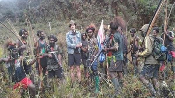 Foto-foto pilot Susi Air Philip Mark Mehrtens bersama KKB Papua pimpinan Egianus Kogoya. (Foto : ist)