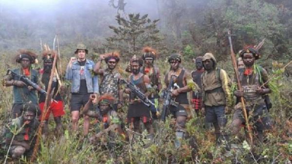 pilot Susi Air Philip Mark Mehrtens dan KKB papua Foto-foto pilot Susi Air Philip Mark Mehrtens bersama KKB Papua pimpinan Egianus Kogoya. (Foto : ist)