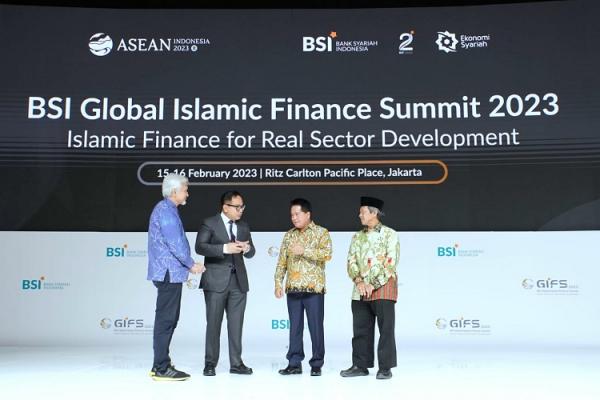 BSI gelar GIFS 2023 Ki-ka: Komisaris Utama PT Bank Syariah Indonesia Tbk (BSI) Adiwarman Azwar Karim, Wakil Menteri BUMN Kartika Wirjoatmodjo, Direktur Utama BSI Hery Gunardi dan Ketua Dewan Pengawas Syariah BSI Hasanudin saat ceremony acara BSI Global Islamic Finance