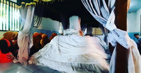 SEO ziarah makam maghribi Salah satu tempat ziarah di Yogyakarta adalah Makam Syekh Maulana Maghribi. (Foto : @jatmiko_official)