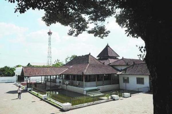 SEO ziarah masjid patok negoro Masjid Patok Negoro Plosokuning (Foto : ist)