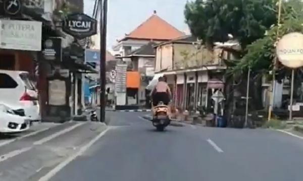 Bule Ugal Ugalan Tangkapan layar video WNA mengendarai motor ugal-ugalan di Ubud. (Foto: Ketut Catur)