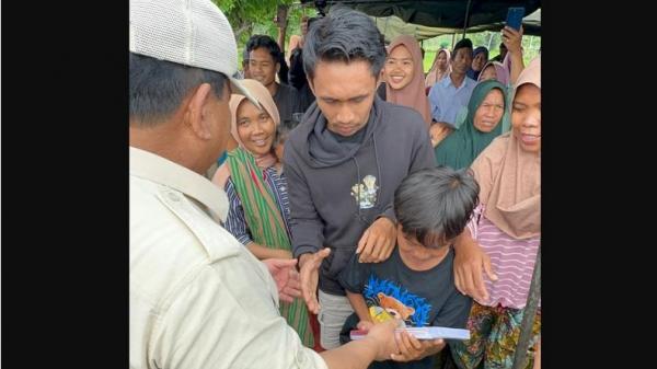 Prabowo Subianto bagikan puzzle peta indonesia Menhan Prabowo Subianto saat membagikan puzzle peta Indonesia kepada warga dan anak-anak usai meresmikan sumber air bersih di Lombok, NTB. (Foto : Ist)