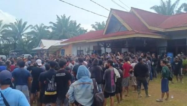 Segel Perusahaan Sawit Kalbar Ratusan warga dari enam desa di Belitang Hulu mendatangi kantor PT KBP, Rabu (15/2/2023). (Foto: Uun Yuniar)