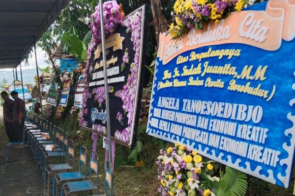 Puluhan karangan bunga menghiasai ke rumah duka Dirut BOB Indah Juanita di Kulonprogo. (foto: iNews.id/Kuntadi)(Foto: Ist)