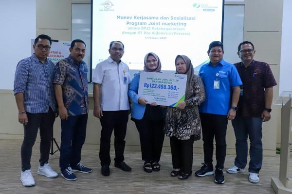 Jamsostek penerima klaim Istri dan anak almarhum Hasanudin, menerima uang klaim dari Jamsostek senilai Rp122.498.360 juta. (Foto: MPI/Faisal Rahman)