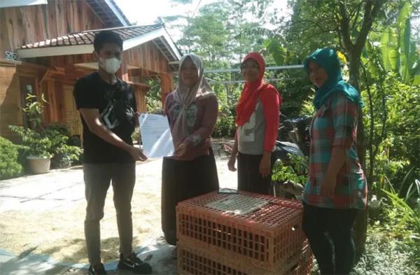 Ternak Ayam Wakhid Nur Jaya ketika melayani konsumen yang mmebeli ayam dari dia. (foto: istimewa)