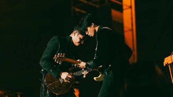 Timur Zavier suka menulis lagu