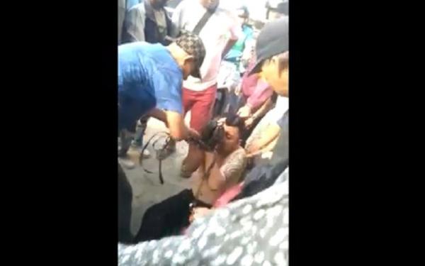 Pelaku Perampokan Alfamart Pelaku perampokan Alfamart di Kubu Raya dibekuk warga. (Foto: Uun Yuniar)