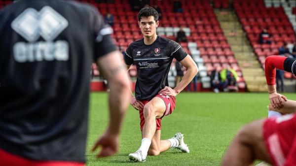 Elkan Baggott Bek Timnas Indonesia, Elkan Baggott tampil perdana bersama Cheltenham Town saat melawan Barnsley dalam laga League One 2022/2023, Sabtu (18/2/2023). (Foto: Instagram/@ctfcofficial)