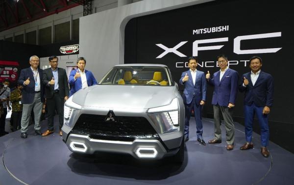Jajaran Board of Directors Mitsubishi Motors Jajaran Board of Directors Mitsubishi Motors dalam pameran Mitsubishi XFC Concept. (Foto: dok MMKSI)