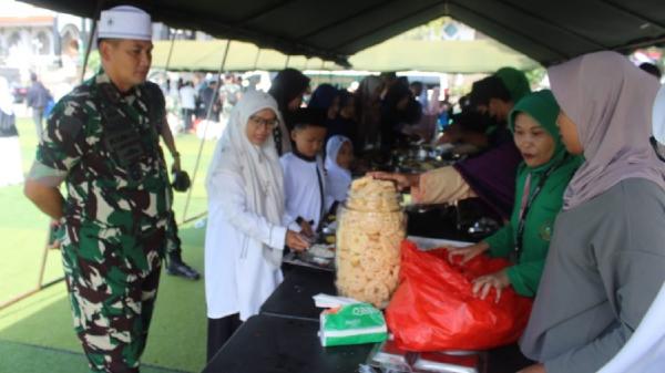 Pangdam III Siliwangi Mayjen TNI Kunto Arief Wibowo memantau dapur lapangan yang menyediakan makanan bagi jemaah istigasah kubro di Cianjur. (FOTO: Pendam Siliwangi)