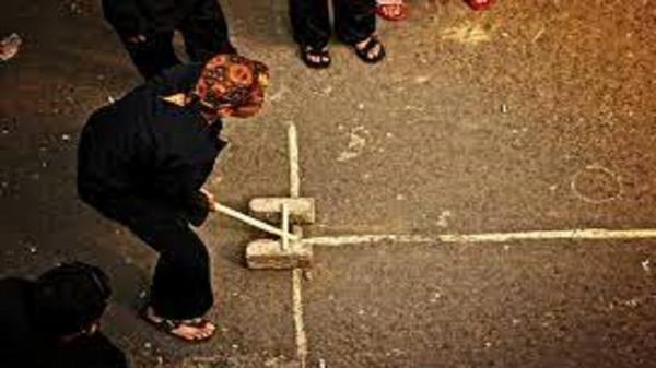 Anak-anak memainkan gatrik. (FOTO: ISTIMEWA)