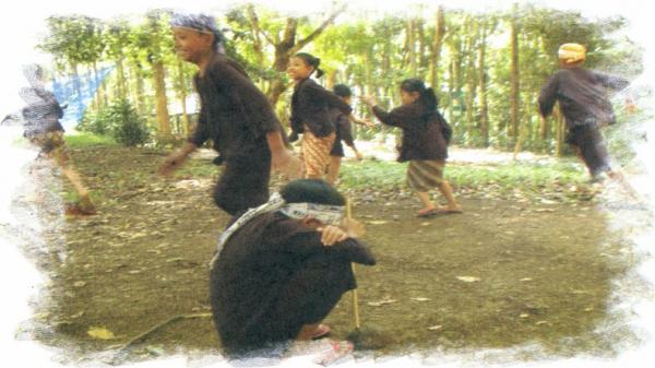 Anak-anak bermain hong hongan. (FOTO: ISTIMEWA)